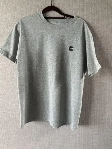 그레이 반팔 티셔츠 가슴 부분 로고