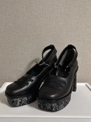 HARE 가라 솔 청키 펌프스 블랙