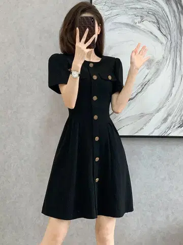 블랙 버튼이 달린 플레어 원피스