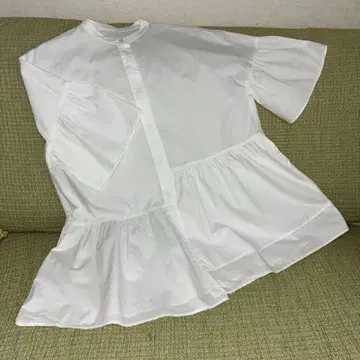 화이트 플레어 슬리브 셔츠 반팔