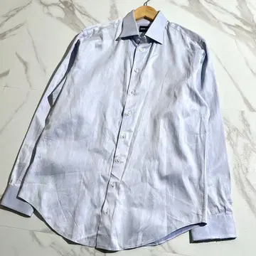 아르마니 소매 끝 찢김