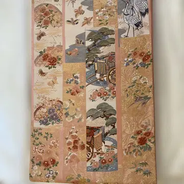 전통적인 후쿠로 오비 꽃무늬 학 자수
