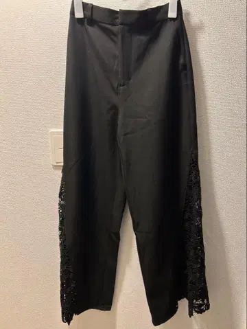 HARE 플라워 레이스 절개 팬츠 블랙