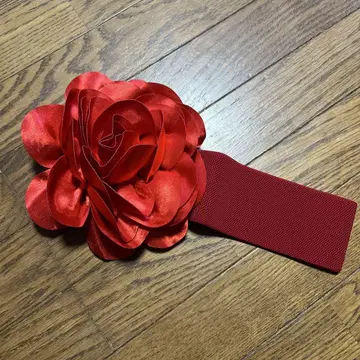 빨간색 꽃 모티브 벨트