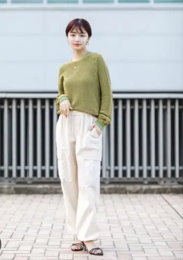 유니클로 아이보리 카고 팬츠
