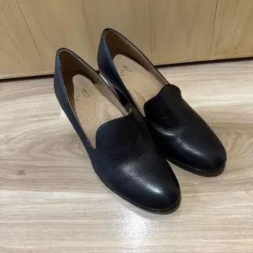 블랙 가죽 슬립온 미들 힐