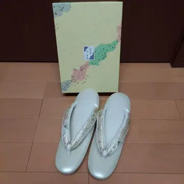 크림색 조리 금색 꽃 무늬