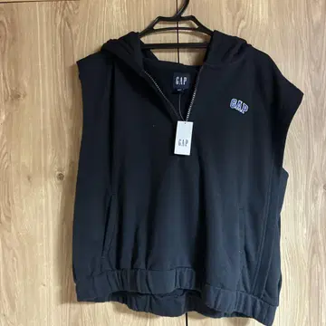 GAP 후드 부착 슬리브리스 후드티 블랙