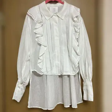 crinkle crinkle crinkle 프릴이 달린 화이트 긴팔 셔츠