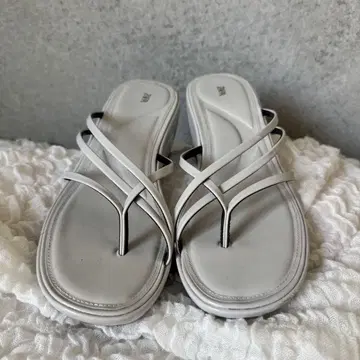 Zara 이번 시즌 2025 그레이 플립플랍 샌들 웨지 힐