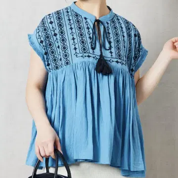 자수 태슬이 달린 파란색 반팔 튜닉
