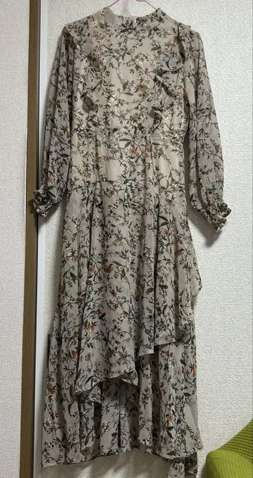 꽃무늬 긴팔 비대칭 원피스