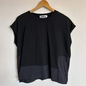 EMUE (에뮤) 이소재 티셔츠 블랙 밀라