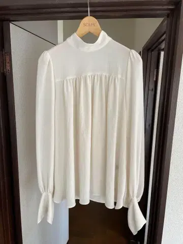 화이트 터틀넥 블라우스
