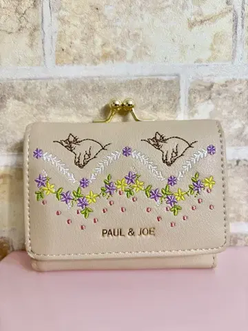 가격 인하! PAUL & JOE 베이지 자수 디자인 지갑