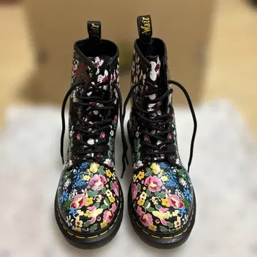 닥터마틴 꽃무늬 부츠