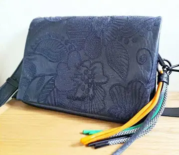 Desigual 자수 숄더백 블랙