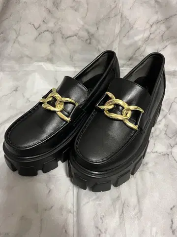Parade 블랙 가죽 로퍼 통굽