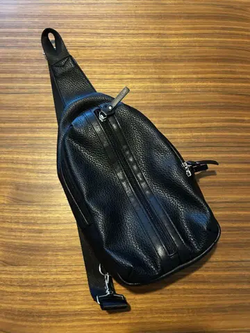 블랙 가죽 바디백
