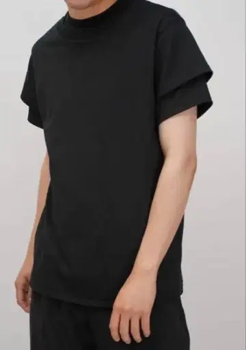 모크넥 블랙 티셔츠