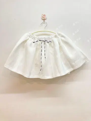 미사용 새상품 Bibiy. NELLY MINI SKIRT 화이트 비비