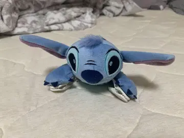 스티치 스트랩이 달린 봉제 인형