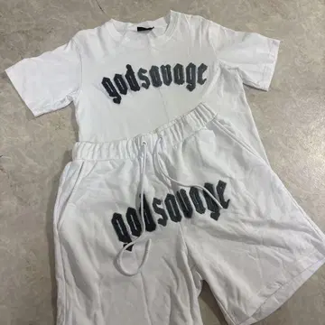 godsavage 화이트 셋업 티셔츠와 숏 팬츠