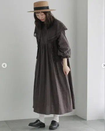 츠하루 부품 레이스 자수 원피스 차콜