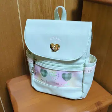 민트 그린 하트 모양 금장 장식 백팩