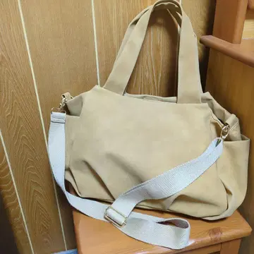 베이지 토트백 지퍼 포켓 부착