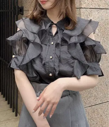 abc une face 오픈 숄더 프릴 칼라 시어 블라우스 블랙