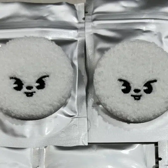 サーキュレーティングスマイルズ　ショルダーバッグ　プーさんのハニーハント　ルー Bags – HYEIN SEO