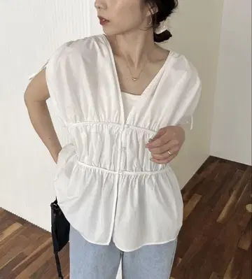 CAPRICIEUX LE'MAGE 개더 V 슬리브리스 셔츠 레마쥬