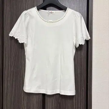 새상품 갤러리 비스콘티 레이스 장식 펄 화이트 티셔츠