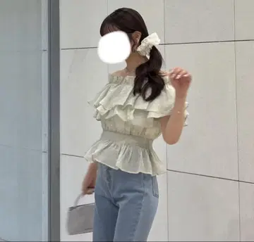 LILLIAN CARAT 프릴 오프숄더 블라우스