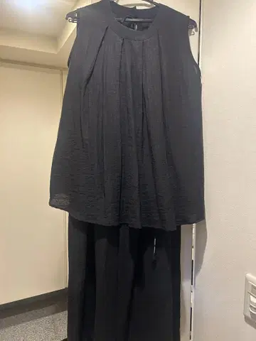 블랙 슬리브 레스트 탑과 와이드 레그 팬츠 세트