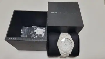 마크제이콥스 화이트 손목시계