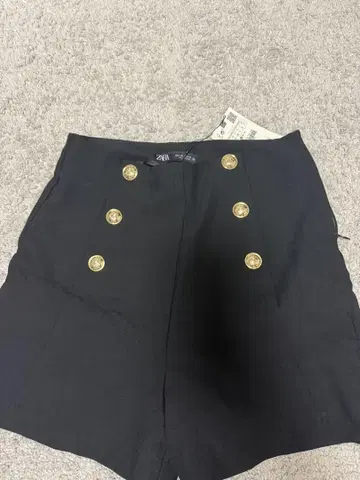 자라 버튼이 달린 블랙 숏 팬츠 S