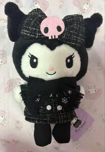 산리오 캐릭터 겨울 옷을 입은 쿠로미 봉제 인형 Sanrio