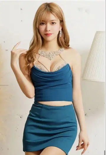 틸 컬러 비쥬가 달린 2피스 드레스