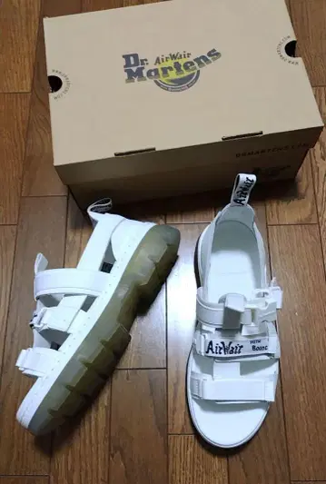 Dr. Martens PEARSON UK9 샌들