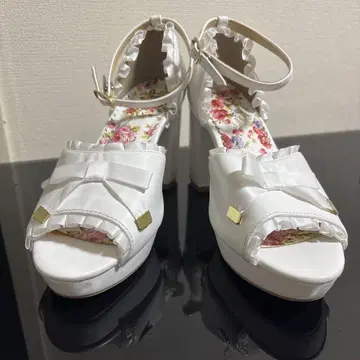 화이트 리본 프릴 하이힐