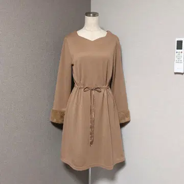 로얄 파티 뮤즈 퍼 소매 원피스