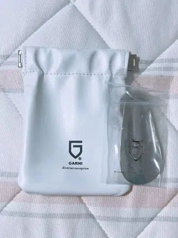 GARNI 화이트 슈 호른 키링 파우치 포함