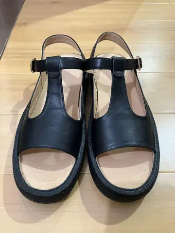 MOHI 가죽 T 스트랩 샌들