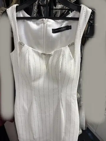화이트 타이트 드레스 비쥬 장식