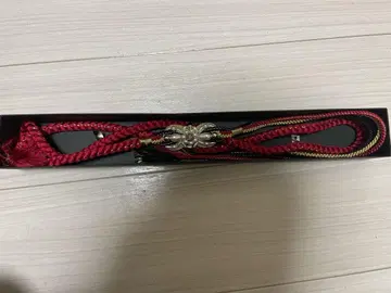 빨간색과 검은색 오비 고정 띠, 오비 장식