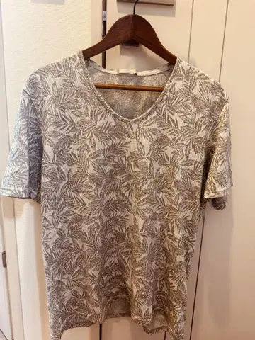 HIGH STREET 잎 패턴 V넥 티셔츠