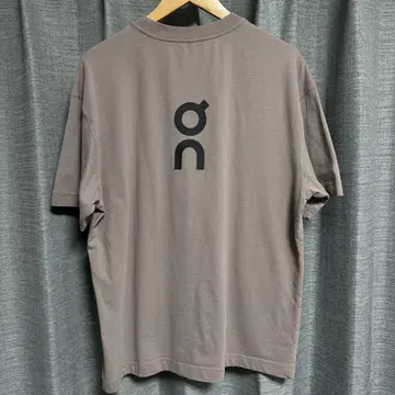on 온 로고 티셔츠 RUN ON CLOUDS CLUB T