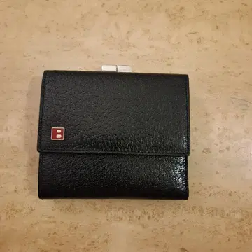 블랙 가죽 3단 폴더형 지갑 B 로고